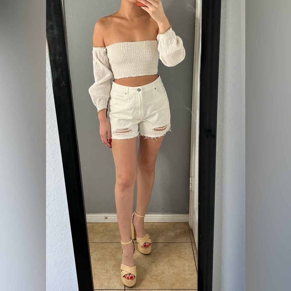 NWT High Rise Distressed White Denim Shorts – Size 27 – Coastal casual